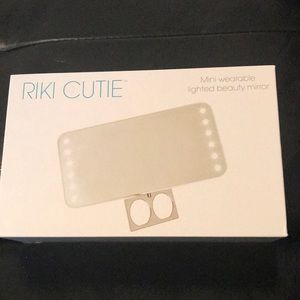 Riki cutie mini wearable lighted beauty mirror